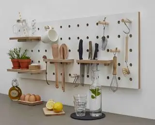 pegboard s riadom a bylinkami