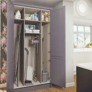 úžitková skriňa so žehliacou doskou a vysávaním