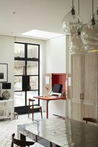 rozkladací stôl s červeným interiérom vedľa dverí Crittall