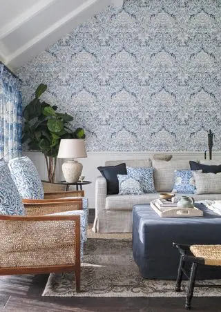 Salon avec papier peint Simply Severn en pastel par Morris & Co