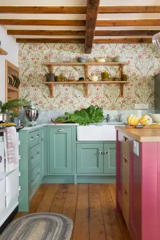 Cuisine de campagne verte avec papier peint Morris & Co Seasons by May