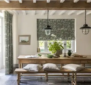 Salle à manger avec stores et rideaux en tissu Balmoral de Warner House
