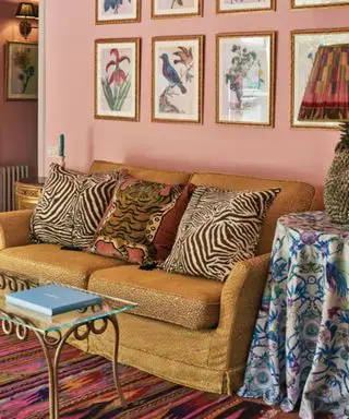 Jak zaprojektować salon w stylu retro – 5 wskazówek, jak wykorzystać wystrój, meble i kolor, aby uwzględnić renesans stylu vintage
