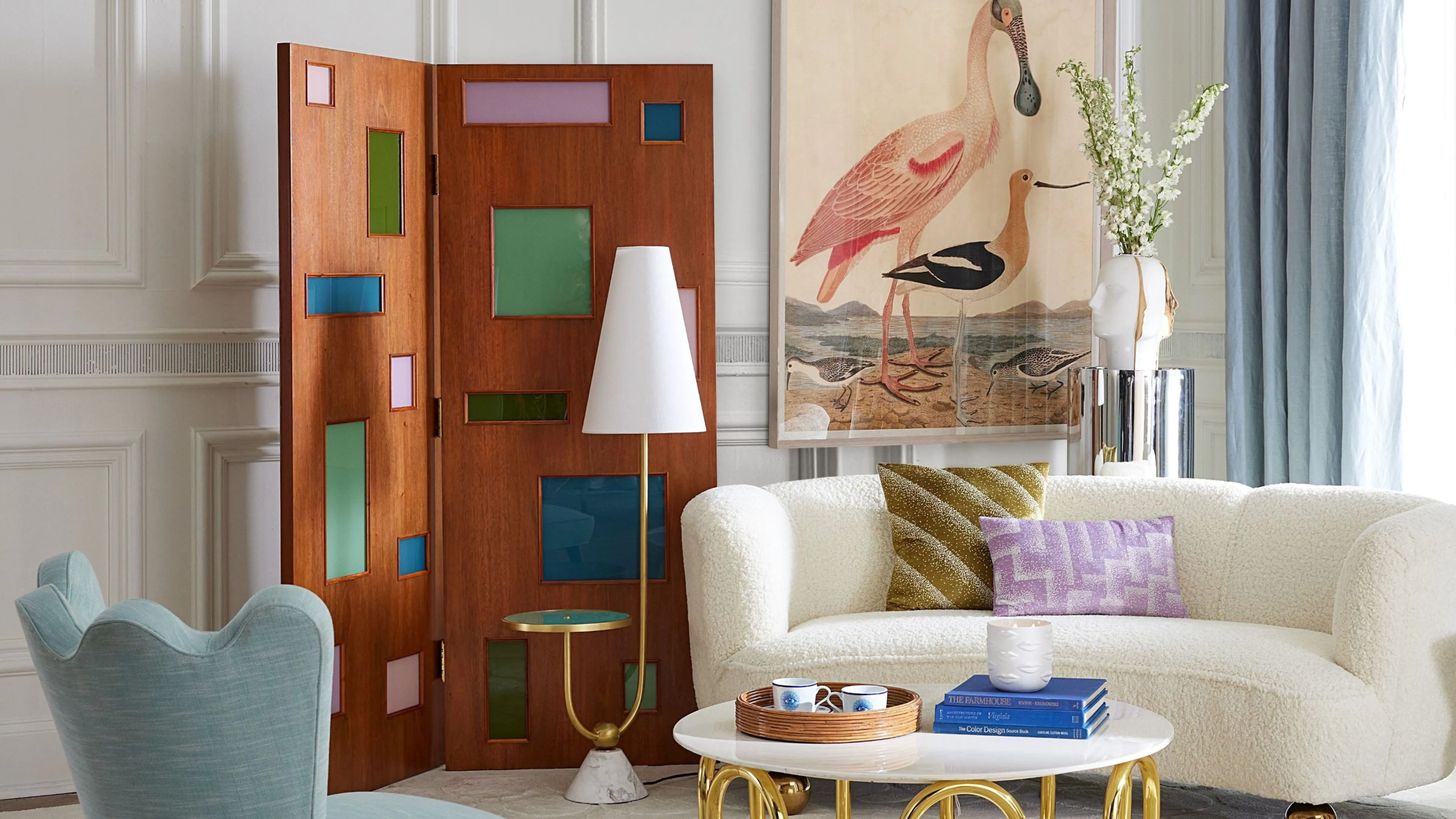 Von Jonathan Adler entworfenes Wohnzimmer mit geschwungenen und gewellten Möbeln und einer Stehlampe, die gleichzeitig als Beistelltisch dient' loading='lazy' title=