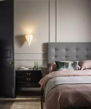 Pourquoi une tête de lit est-elle importante dans le feng shui ? Les experts partagent leurs conseils