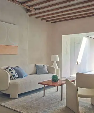 Sala neutra com sofá boucle branco