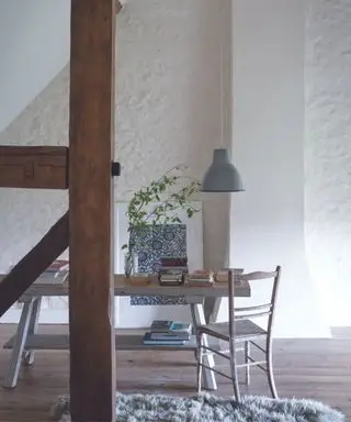 Hvidt hjemmekontor på loftet