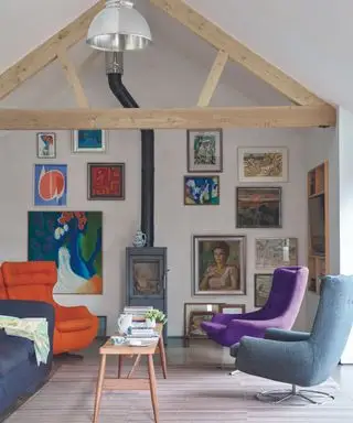 Hvid stue med moderne møbler og gallerivæg
