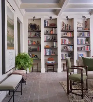 סלון עם רצפת טרקוטה, מדפים מובנים, קירות ניטרליים, ספסל, כורסה וספה