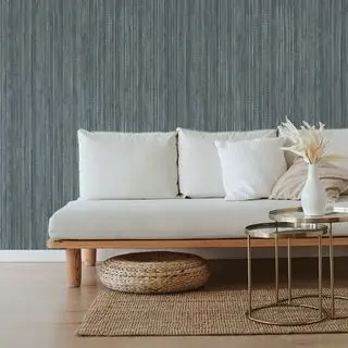 Papel de parede de grama atrás do sofá da sala