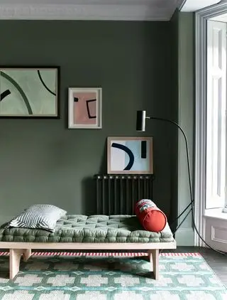Daybed i lounge - monokromatiske fargevalg