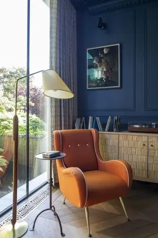Blaue Wände, orangefarbener Sessel