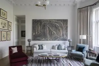 Gestreifter Teppich, bunte Sofas und Couchtisch