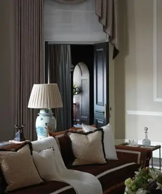 Wohnzimmer mit Couch und Tischlampe