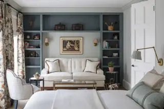 Blaue Bogenregale über weißem Sofa