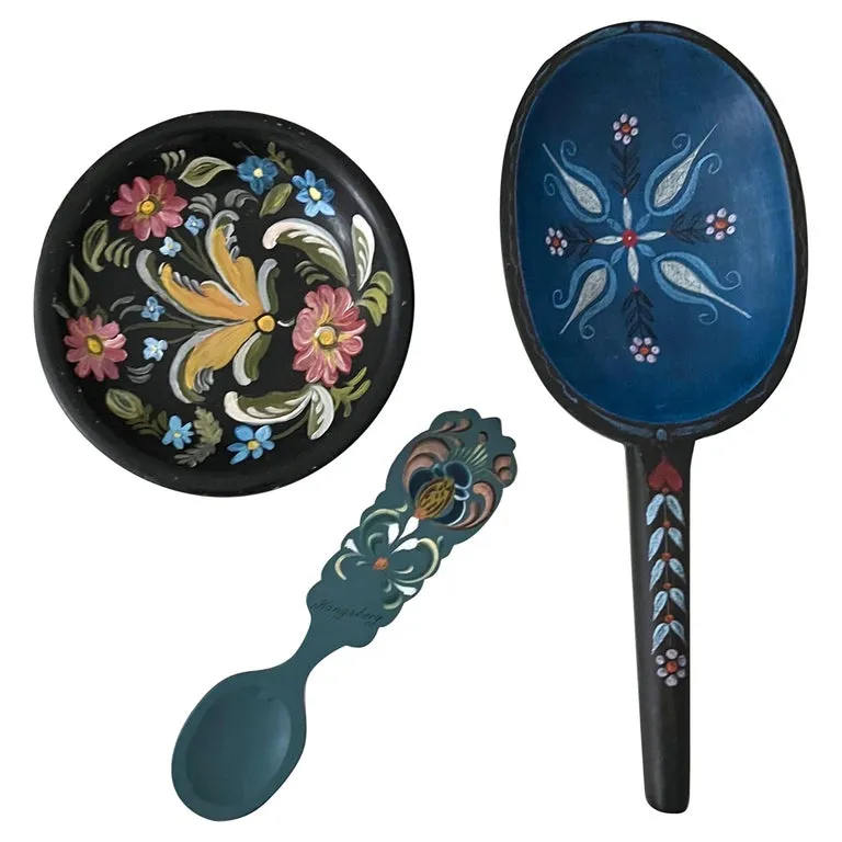 סט של 3 יצירות דקורטיביות של אמנות עממית שוודית C. 1900-1930' loading='lazy' title=