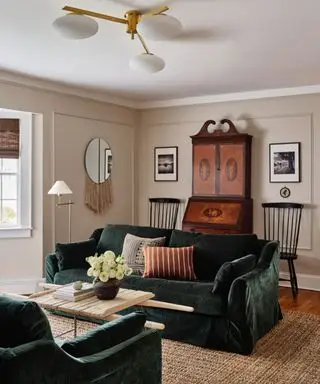 Salón color crema y neutro con sofá de terciopelo verde