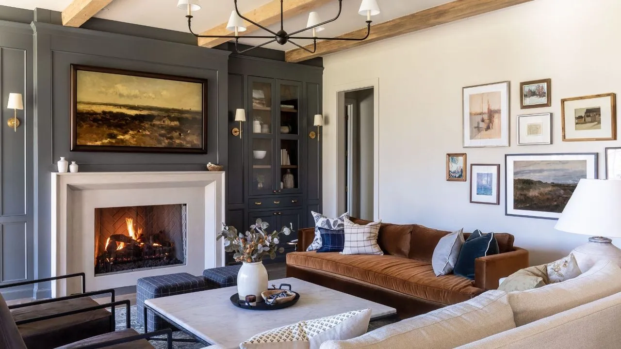 ダークブルーと白のリビングルーム' loading='lazy' title=