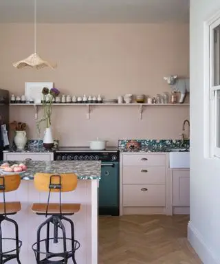 Paredes de cocina en Seting Plaster y gabinetes en Templeton Pink, ambos de Farrow & Ball