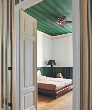 Techo y paredes a rayas verdes de Farrow and Ball