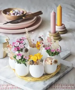 corona de centro de mesa de huevo con cáscaras de huevo rotas y pequeños detalles florales
