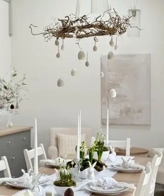 colgando una corona de pascua sobre la mesa del almuerzo de pascua