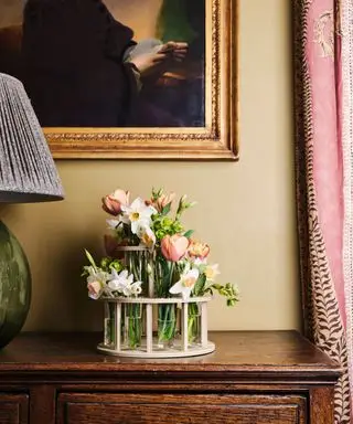 flores de primavera en una cómoda antigua para la decoración de primavera de pascua