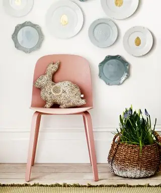 Decoración de Pascua con platos en la pared.