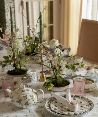 mesa primaveral con servilletas temáticas de pascua y vajilla vintage