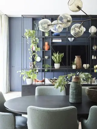 Estantes decorados con plantas.