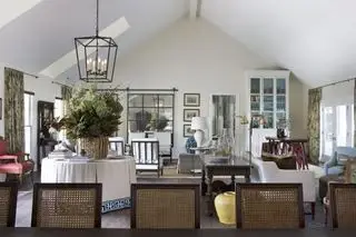 Sala de estar de planta abierta con diferentes zonas para sentarse.