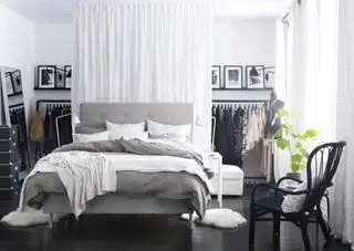 Ikea soverom med åpen klesstang og gardin