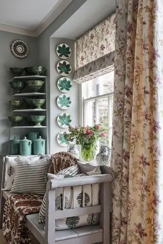 sala com persiana e cortinas combinando, paredes cinza, bancada pintada e placas na parede