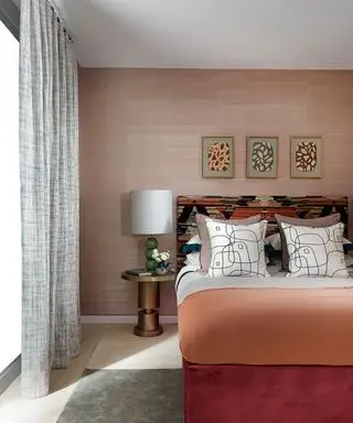 Quarto com mesa de cabeceira