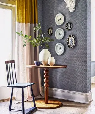 Quarto cinza com mesa lateral
