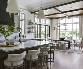 moderne bondehus-stil køkken og spisestue
