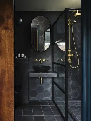 Cuarto de baño con azulejos negros de la casa de Bert y May Thornely.