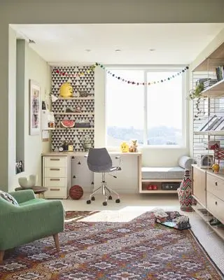 Ideas para dormitorios/niños adolescentes con papel tapiz, escritorio, alfombra multicolor, sillón verde y unidades de almacenamiento.