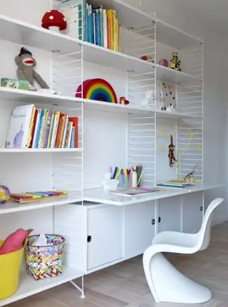 Idea de almacenamiento para dormitorio de niñas con sistema modular String, silla moderna blanca