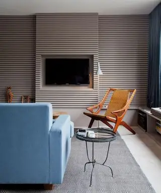 Liten stue TV med panelvegg