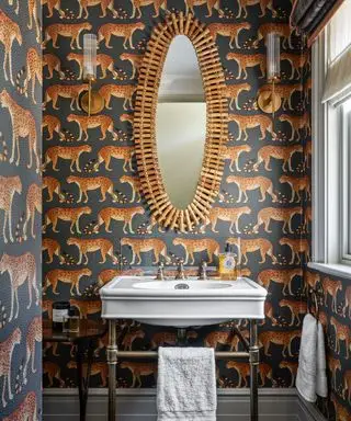 Šatňa s tapetou s leopardím vzorom