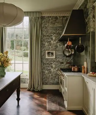 Cuisine décorée dans une palette de couleurs toniques