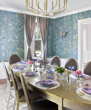 Chambre décorée avec un papier peint bleu à motifs répétés
