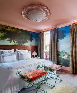 Murale en papier peint dans une chambre