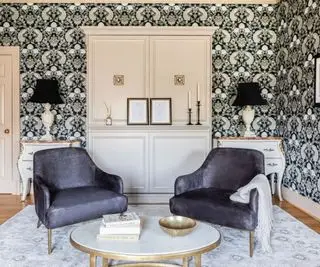 Bureau avec papier peint sur la flore et la faune