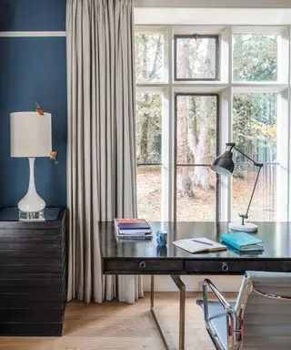 Skal gardiner berøre gulvet? Designere dekoder riktig lengde for deg