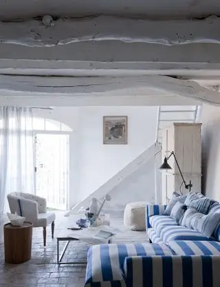 Kystnære stue med stribet sofa
