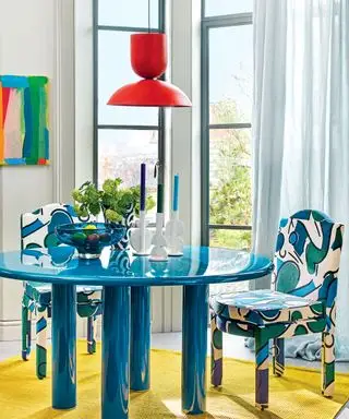 silla decorativa con tapizado colorido