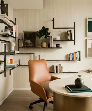 Silla decorativa con silla de cuero.