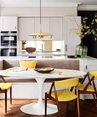 Ideas de sillas decorativas con sillas de comedor tapizadas en amarillo
